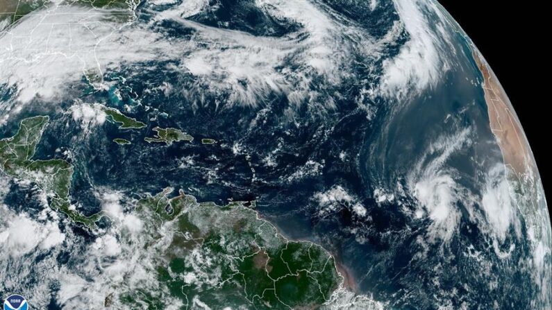 Fotografía satelital cedida por la Oficina Nacional de Administración Oceánica y Atmosférica (NOAA), a través del Centro Nacional de Huracanes (NHC) de Estados Unidos, en la que se registró la ubicación de la tormenta tropical Sean en el sureste del océano Atlántico. EFE/NOAA-NHC