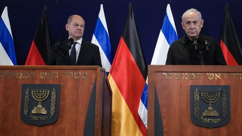 El canciller alemán Olaf Scholz (i) y el primer ministro israelí, Benjamin Netanyahu (d), hablan con los medios de comunicación tras su reunión en Tel Aviv, Israel. EFE/EPA/Maya Alleruzzo / POOL