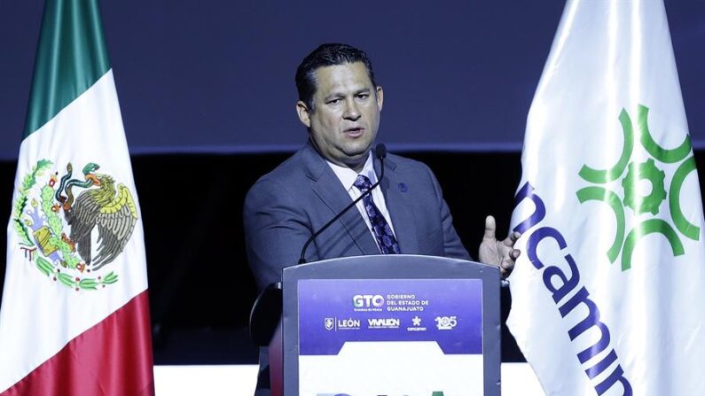 El gobernador del estado de Guanajuato, Diego Sinhue Rodríguez, habla el 5 de octubre de 2023 durante la quinta edición de la feria de la industria celebrada en la ciudad de León (México). EFE/ Luis Ramírez