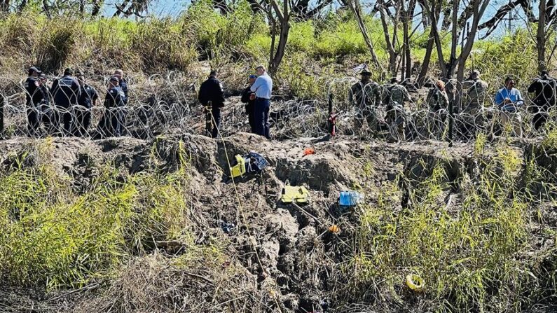 Bomberos de Brownsville Texas, trabajan en el rescate de un cuerpo de un migrante haitiano que murió ahogado al tratar de cruzar el Río Bravo en Matamoros estado de Tamaulipas (México). EFE/Marco Antonio Rodríguez