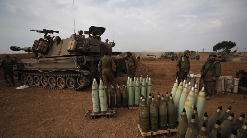 Una unidad israelí de artillería en una zona cercana a la frontera con Gaza. EFE/EPA/Atef Safadi