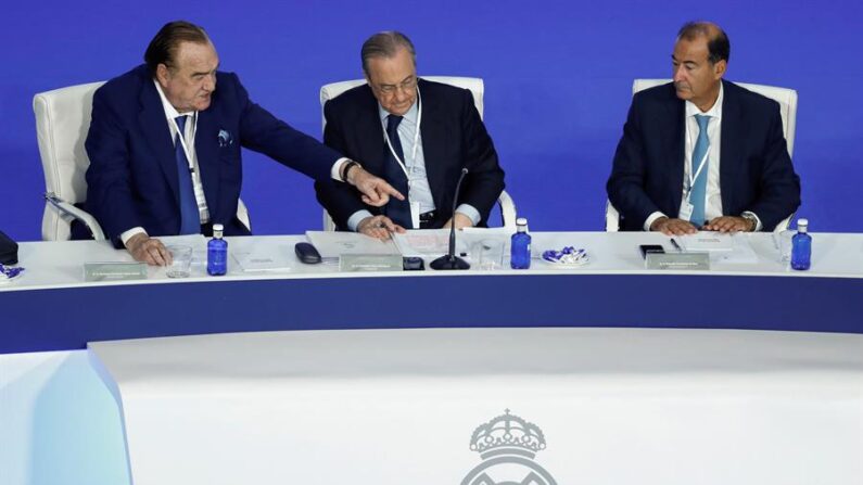 El vicepresidente primero del Real Madrid, Fernando Fernández Tapias (i), junto al presidente, Florentino Perez, y el vicepresidente segundo, Eduardo Fernández de Blas (d), durante una asamblea del club. EFE/Emilio Naranjo