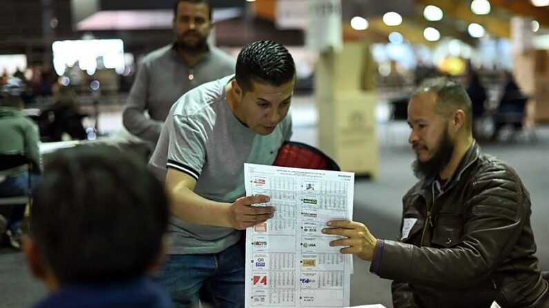 Ciudadanos votan en las elecciones regionales y locales en Bogotá (Colombia). Foto de archivo. EFE/ Natalia Pedraza Bravo