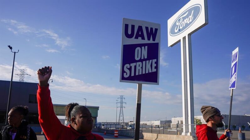 La huelga del sector del automóvil de Estados Unidos se agravó de forma inesperada este miércoles cuando el sindicato United Auto Workers (UAW) amplió el paro a una de las principales plantas de montaje de Ford en Estados Unidos. EFE/EPA/Dieu-Nali Chery/Archivo