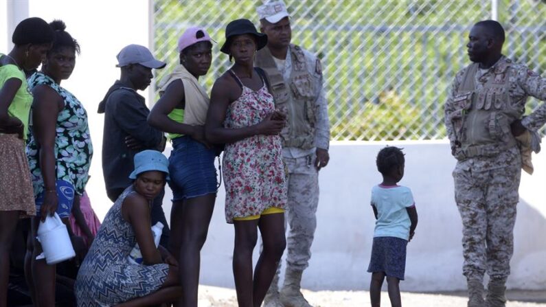 Militares vigilan a ciudadanos haitianos que regresan a su país el 12 de octubre de 2023, en el paso fronterizo de Dajabón (República Dominicana). EFE/ Luis Tavárez