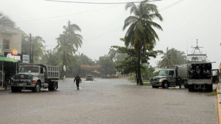 México advierte sobre posible impacto en tierra de dos ciclones tropicales en el Pacífico