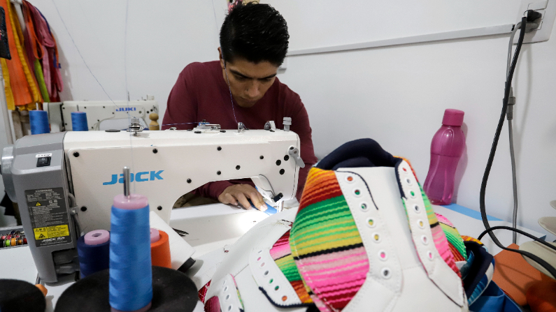 El textilero mexicano Ricardo Hernández muestra la elaboración de calzado artesanal en Tlaxcala, México. (EFE/ Hilda Ríos)