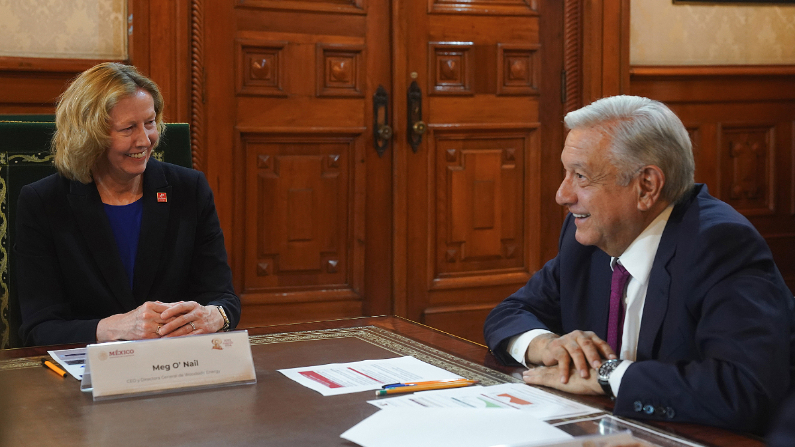 Fotografía cedida hoy por la Presidencia de México, del mandatario Andrés Manuel López Obrador (d) durante su reunión con la directora ejecutiva de Woodside Energy, Meg O'Neill (i) en Palacio Nacional de la Ciudad de México, México. (EFE/Presidencia de México)