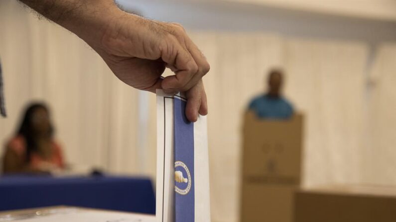 Un elector vota en las elecciones primarias del Partido Revolucionario Moderno (PRM) el 1 de octubre de 2023, en Santo Domingo (República Dominicana). EFE/ Orlando Barría