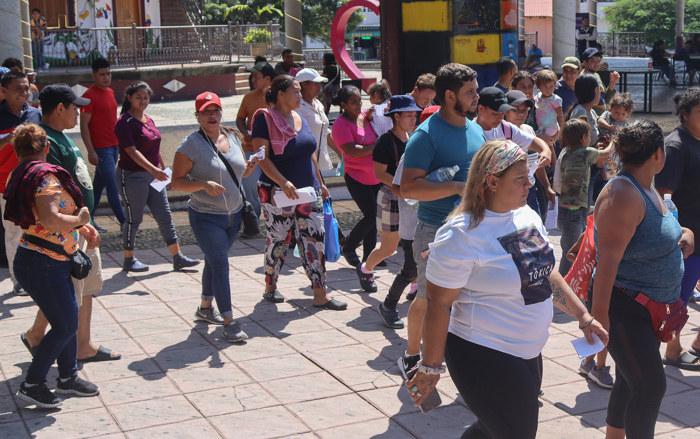 Migrantes marcharon y protestaron este martes, frente a la Comisión Nacional de los Derechos Humanos (CNDH), en la ciudad de Tapachula en el estado de Chiapas, México. (EFE/Juan Manuel Blanco)