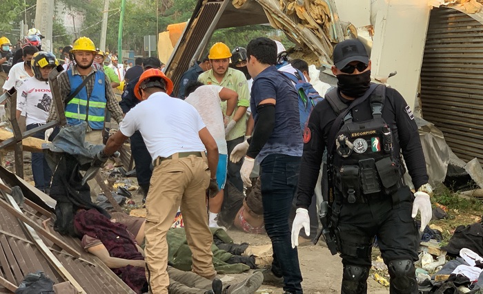 Rescatistas y autoridades trabajan en una zona de accidente de un camión donde viajaban migrantes. Imagen de archivo. (EFE/Carlos López)
