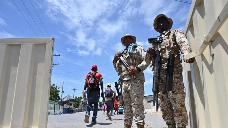 Fotografía de archivo de militares dominicanos que vigilan la frontera en Dajabón (República Dominicana). EFE/Jorge Báez