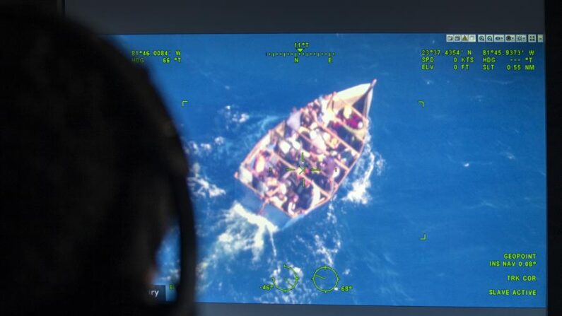 La Guardia Costera estadounidense informó este miércoles que rescató a 12 personas en la isla de Saint Thomas, luego de que el buque en el que viajaban, de bandera africana de Vanuatu, encallara y se hundiera. EFE/EPA/Cristobal Herrera-Ulashkevich/Archivo
