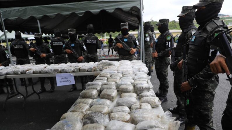 Agentes de la Policía Militar muestran droga incautada, en una fotografía de archivo. EFE/ Gustavo Amador