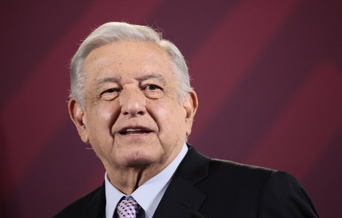 El presidente de México, Andrés Manuel López Obrador, habla durante una rueda de prensa en el Palacio Nacional, en la Ciudad de México, México, en una imagen de archivo. (EFE/José Méndez)