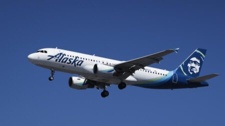 Acusan a piloto de Alaska Airlines de intentar apagar motores cuando viajaba como pasajero