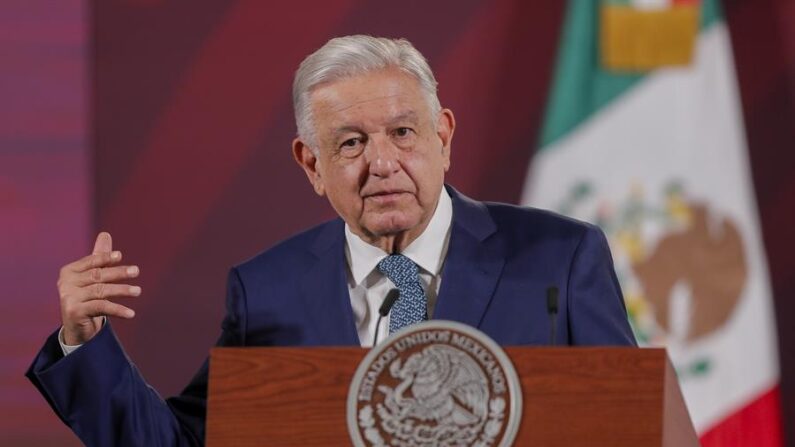 El presidente de México, Andrés Manuel López Obrador, habla durante la conferencia matutina en el Palacio Nacional, el 31 de octubre de 2023 en Ciudad de México, México. (EFE/Isaac Esquivel)