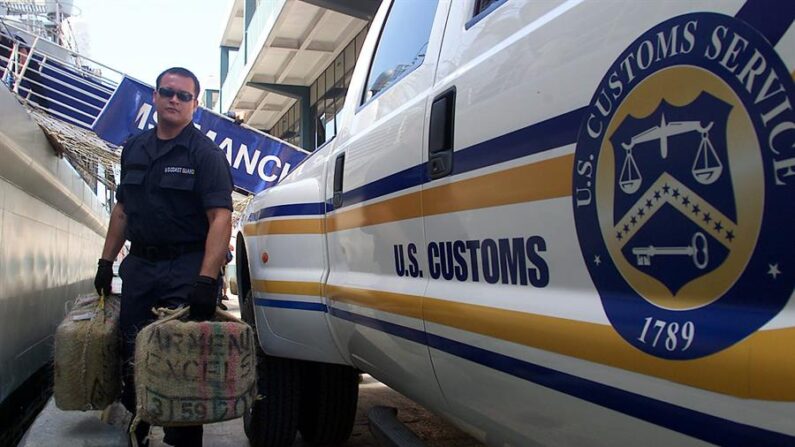 Los agentes localizaron una embarcación blanca con consola central del Cabo de Hornos cerca de Desecheo con dos ocupantes a bordo. Fotografía de archivo. EFE/Ricardo Figueroa