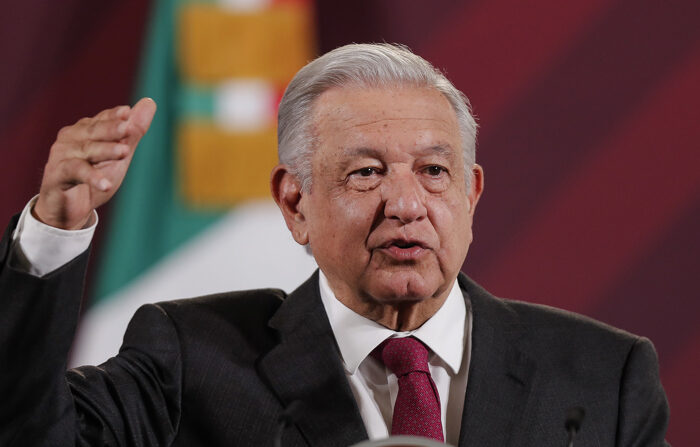 El presidente de México Andrés Manuel López Obrador habla, durante su conferencia de prensa matutina este lunes, en el Palacio Nacional de la Ciudad de México, México. (EFE/Isaac Esquivel)