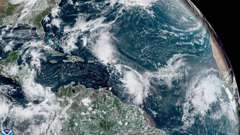 Fotografía satelital cedida por la Oficina Nacional de Administración Oceánica y Atmosférica (NOAA) por vía del Centro Nacional de Huracanes (NHC) donde se muestra la localización de una tormenta tropical en el Atlántico. EFE/NOAA-NHC