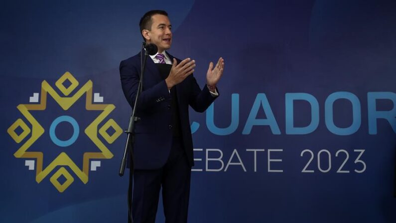 El candidato presidencial Daniel Noboa habla en las instalaciones de Ecuador TV tras finalizar el debate presidencial 2023, junto a la candidata del movimiento Revolución Ciudadana Luisa González, hoy en Quito (Ecuador). EFE/José Jácome