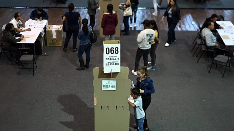 Ciudadanos votan en las elecciones regionales y locales el 29 de octubre de 2023, en Bogotá (Colombia). EFE/ Natalia Pedraza Bravo