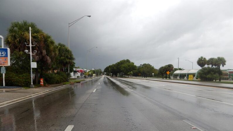 Vista de la avenida US1, arteria principal totalmente vacía en Miami, Florida (Estados Unidos). Imagen de archivo. EFE/Latif Kassidi