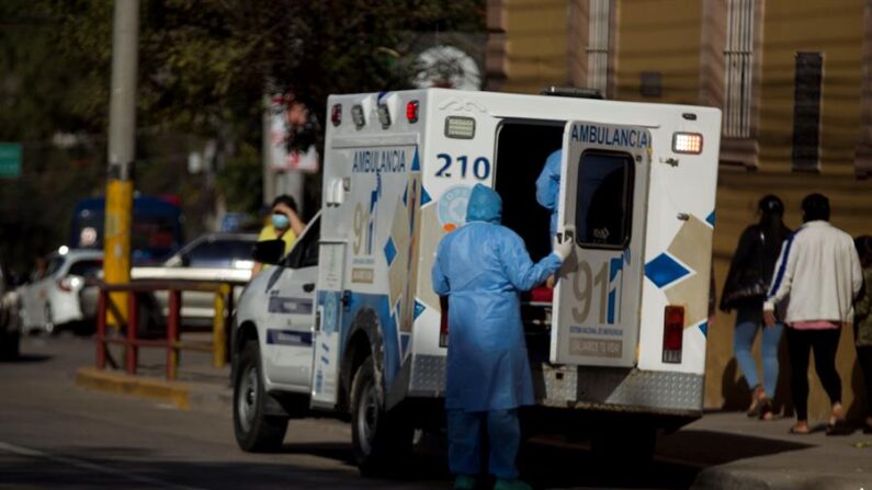 Fotografía de archivo de personal médico de una ambulancia en Tegucigalpa (Honduras). EFE/ Gustavo Amador