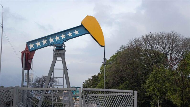 Vista de un balancín representativo de la estatal Petróleos de Venezuela S.A (Pdvsa) en Caracas, en una fotografía de archivo. EFE/Ronald Peña