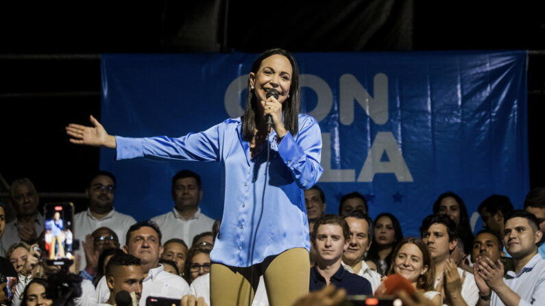 La exdiputada Maria Corina Machado celebra junto a aliados y seguidores en las primeras horas del 23 de octubre de 2023 los resultados ofrecidos por la comisión de elecciones primarias, en Caracas, Venezuela (EFE/Miguel Gutiérrez)