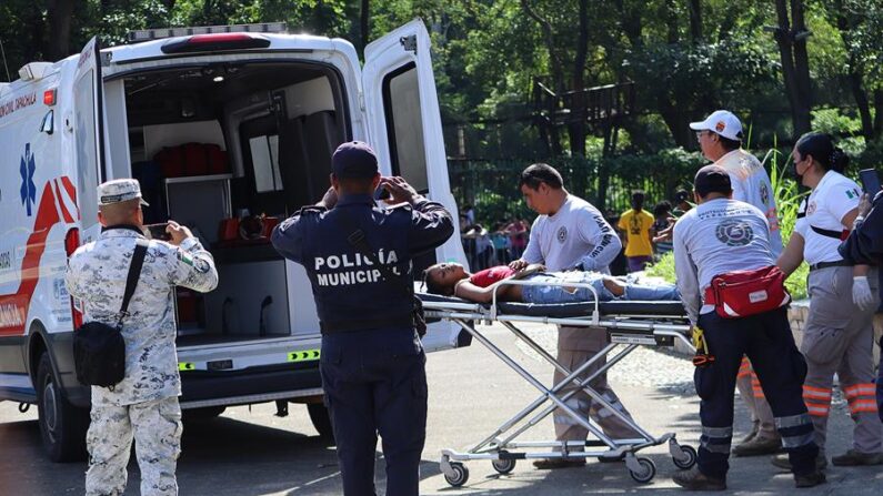 Una migrante es atendida por personal médico el 23 de octubre de 2023, tras una estampida durante una revisión de documentos, en el Ecoparque de Tapachula, en el estado de Chiapas (México). EFE/Juan Manuel Blanco