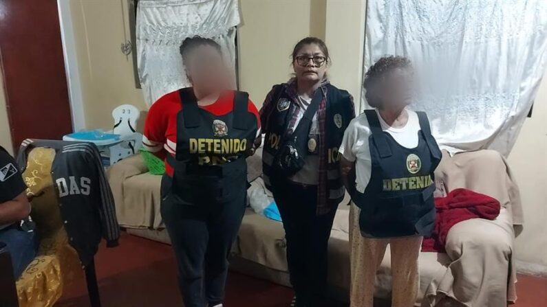 Fotografía cedida el 5 de octubre de 2023 por la Policía Nacional de Perú en la que se registró a una oficial (c) junto a dos detenidas y presuntas integrantes de una facción del grupo criminal transnacional venezolano "Tren de Aragua", en Lima (Perú). EFE/ Policía Nacional de Perú