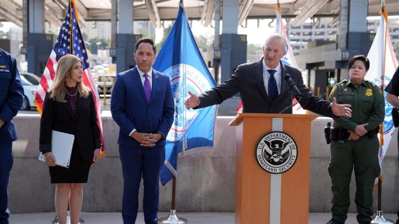 El titular interino de la Oficina de Aduanas y Protección Fronteriza (CBP), Troy Miller (c), habla junto a los alguaciles de los condados del sur de California y alguna autoridades del condado, durante una rueda de prensa realizada el 26 de octubre de 2023 el puerto de entrada de San Ysidro en San Diego, California (EE.UU). EFE/Manuel Ocaño