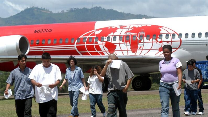 Fotografía de archivo de hondureños deportados de Estados Unidos que descienden de un avión estadounidense en el aeropuerto internacional de Toncontin, en Tegucigalpa. EFE/David de la Paz