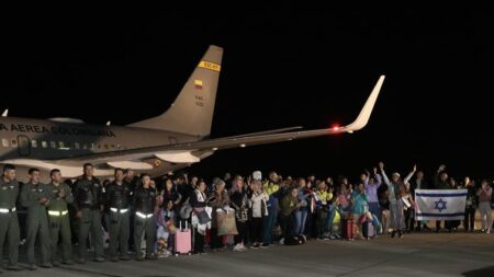 Aterriza en Bogotá el segundo vuelo humanitario con colombianos procedentes de Israel