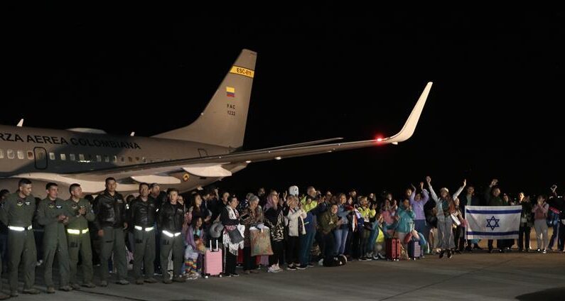 Fotografía cedida este viernes, 13 de octubre, por la Fuerza Aeroespacial Colombiana (FAC), en la que se registró la bienvenida a un grupo de ciudadanos colombianos rescatados de la guerra en Israel. EFE/Fuerza Aeroespacial Colombiana