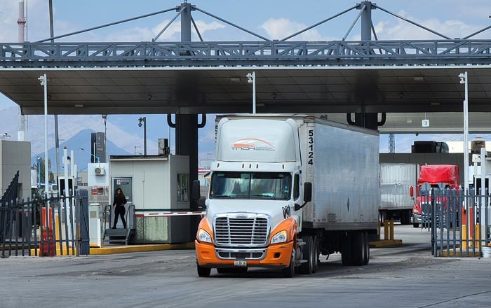 Conductores de camiones transitan hacia la aduana rumbo a Estados Unidos por el puente Internacional Zaragoza en Ciudad Juárez, México, en una imagen de archivo. (EFE/Luis Torres)