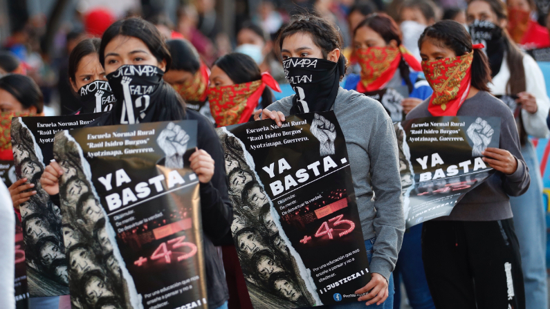 Padres y madres de los 43 jóvenes desaparecidos de Ayotzinapa en septiembre de 2014 y estudiantes de la escuela rural del estado de Guerrero, realizan una manifestación multitudinaria. Imagen de archivo. (EFE/Sáshenka Gutiérrez)