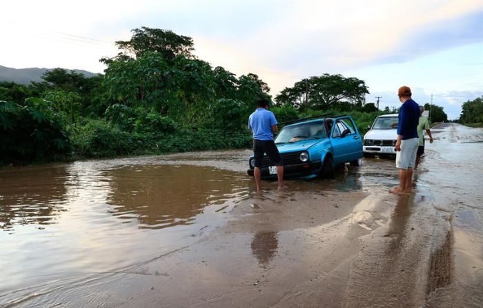 Algunos carros quedaron afectados debido al paso de la tormenta Max y el huracán Lidia en el municipio de Tecpán de Galena en el estado de Guerrero, México. (EFE/David Guzmán)