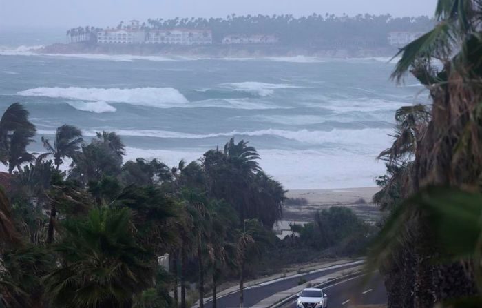 Fotografía del fuerte oleaje ante la llegada de un huracán en Los Cabos, México. Imagen de archivo. (EFE/ Jorge Reyes)
