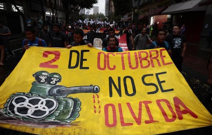 Ciudadanos protestaron el 2 de octubre por el 55 aniversario de la masacre de Tlatelolco, en la Ciudad de México, México. (EFE/José Méndez)
