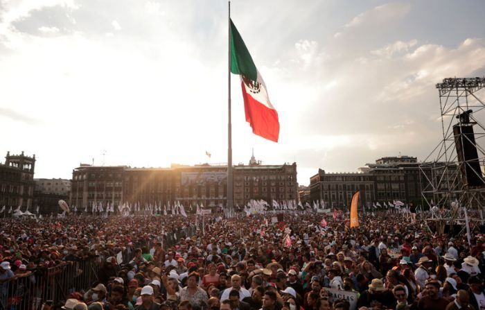Imagen de reunión masiva en el Zócalo de la Ciudad de México, México. (Hector Vivas/Getty Images)