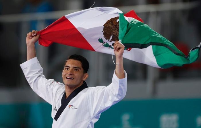 El mexicano William de Jesús Arroyo fue registrado el sábado, 21 de octubre, al celebrar la obtención de la medalla de oro de la prueba poomsae del taekwondo individual masculino de los Juegos Panamericanos 2023, en Santiago de Chile. (EFE/Sashenka Gutiérrez)