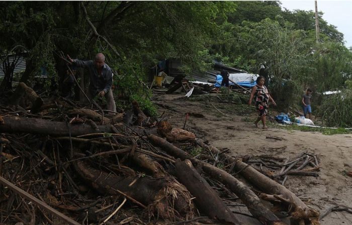 Personas retiran los escombros ocasionados por el Huracán Otis, en la comunidad de la Solapa, Acapulco, estado de Guerrero, México. (EFE/José Luis de la Cruz)