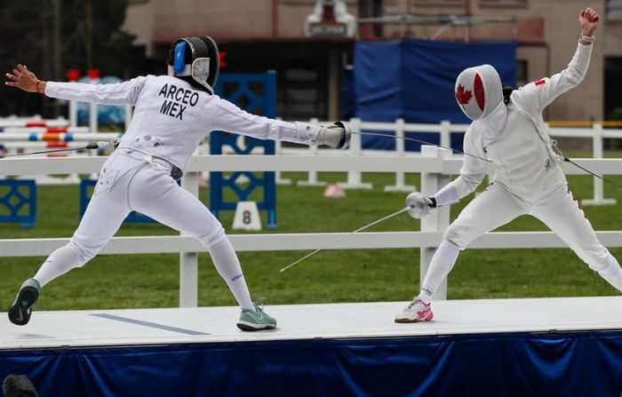 Kelly Fitzsimmons (d) de Canadá enfrenta a Mariana Arceo de México en la esgrima del pentatlón moderno, durante los Juegos Panamericanos 2023 en Santiago, Chile. (EFE/ Carlos Ortega)