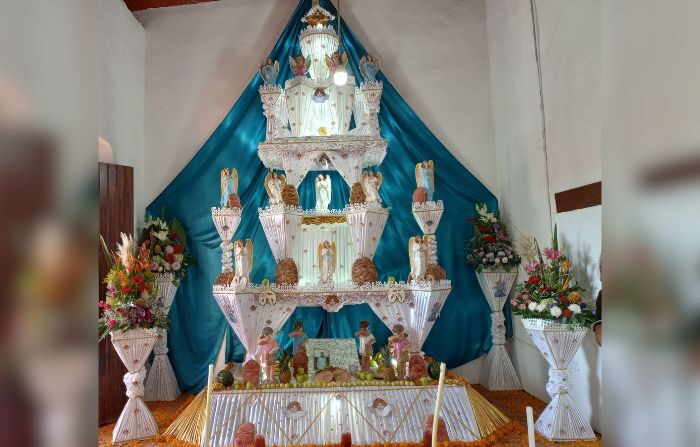 Altar monumental con ofrendas para el Día de muertos en Huaquechula, Puebla, México, el 29 de octubre de 2023. (Blanca Téllez/The Epoch Times México)