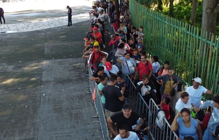 Migrantes hacen fila para tramitar solicitudes de asilo el 4 de octubre del 2023, frente a las oficinas migratorias de la ciudad de Tapachula, en el estado de Chiapas, México. (EFE/ Juan Manuel Blanco)