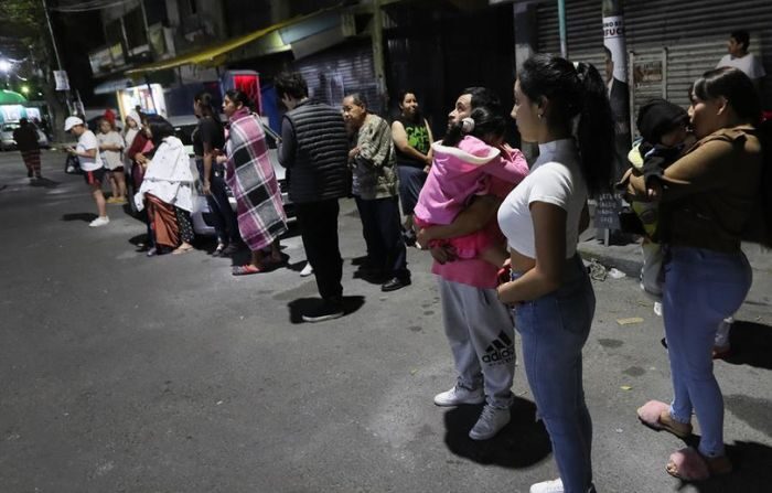 Personas permanecen a las afueras de un restaurante tras sonar la alerta sísmica en Ciudad de México, México. el 7 de octubre de 2023. (EFE/ Mario Guzmán)