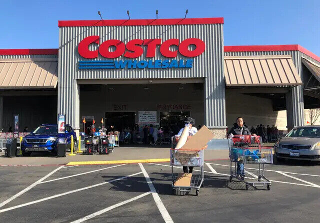 Clientes de Costco empujan carritos de compra por el estacionamiento de una tienda Costco, en Richmond, California, el 13 de marzo de 2020. (Justin Sullivan/Getty Images)
