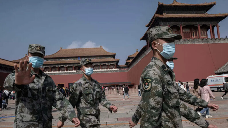 Soldados chinos frente a la Ciudad Prohibida en Pekín el 1 de octubre de 2020. (Nicholas Asfouri/AFP vía Getty Images)